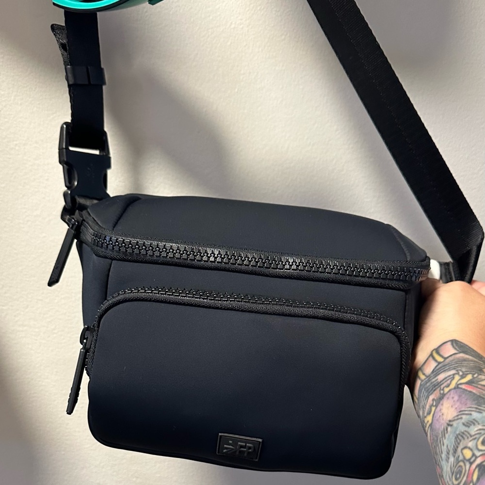 Freshly picked Seoul sling black